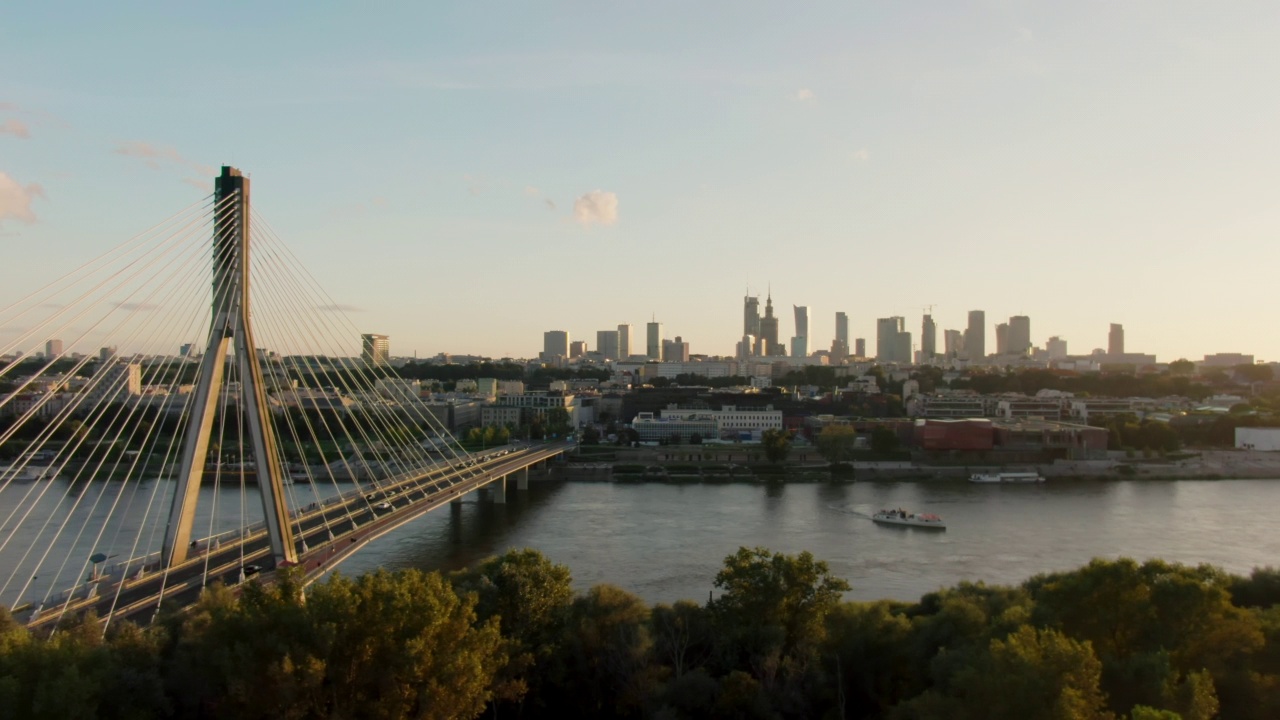 建立华沙城市天际线的空中全景图-波兰首都，欧洲视频素材