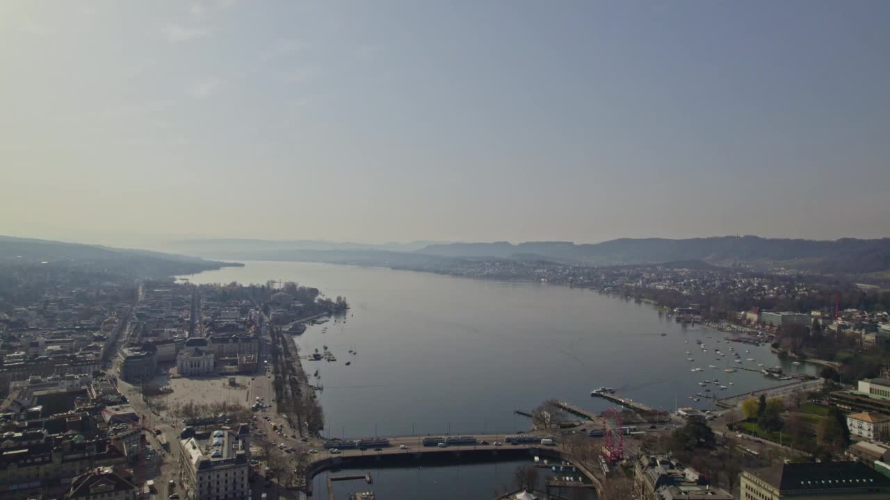 鸟瞰图Zürich与Limmat河，中世纪古城和湖Zürich在一个阳光明媚的春日，无人机向后飞行。视频素材