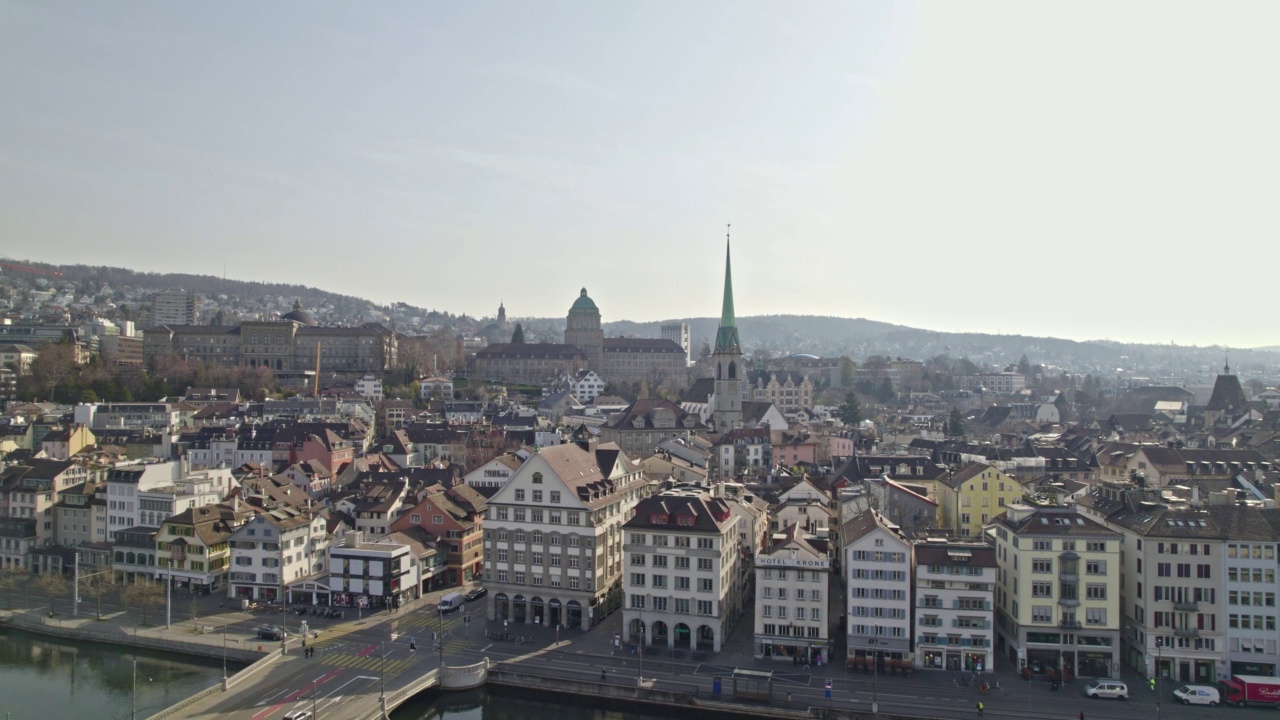 鸟瞰Zürich城与大学，利马特河，中世纪古城和Zürich湖在一个阳光明媚的春日。视频素材