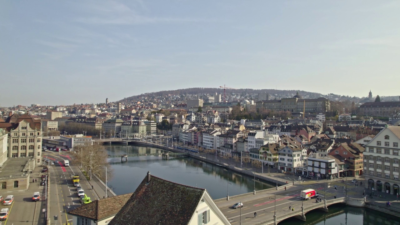 鸟瞰图Zürich城市与大学，利马特河，Zürich湖和中世纪古城在一个阳光明媚的春日。视频素材