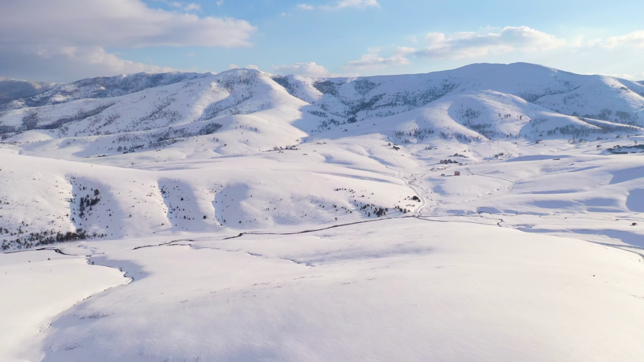 美丽的山景下的雪在冬天的下午，空中拍摄从无人机pov视频素材