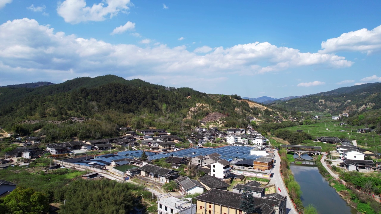 从航拍角度看，是一个美丽的山村视频素材