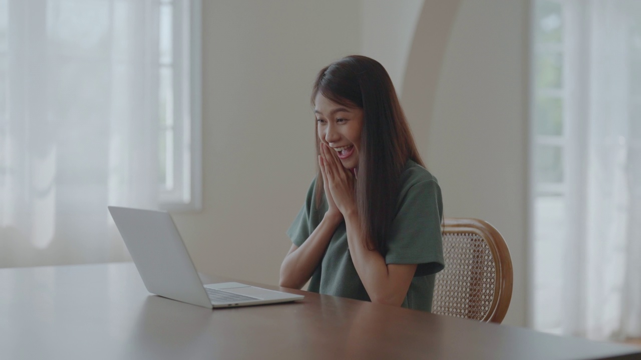 兴奋的亚洲女性在网上庆祝成功的成绩，年轻女性高兴的好电子邮件消息，激励了伟大的提议或新的机会，通过考试，得到了一份工作视频素材