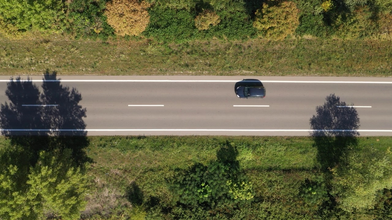 鸟瞰图黑色汽车在柏油路通过非城市风景，无人机pov视频素材