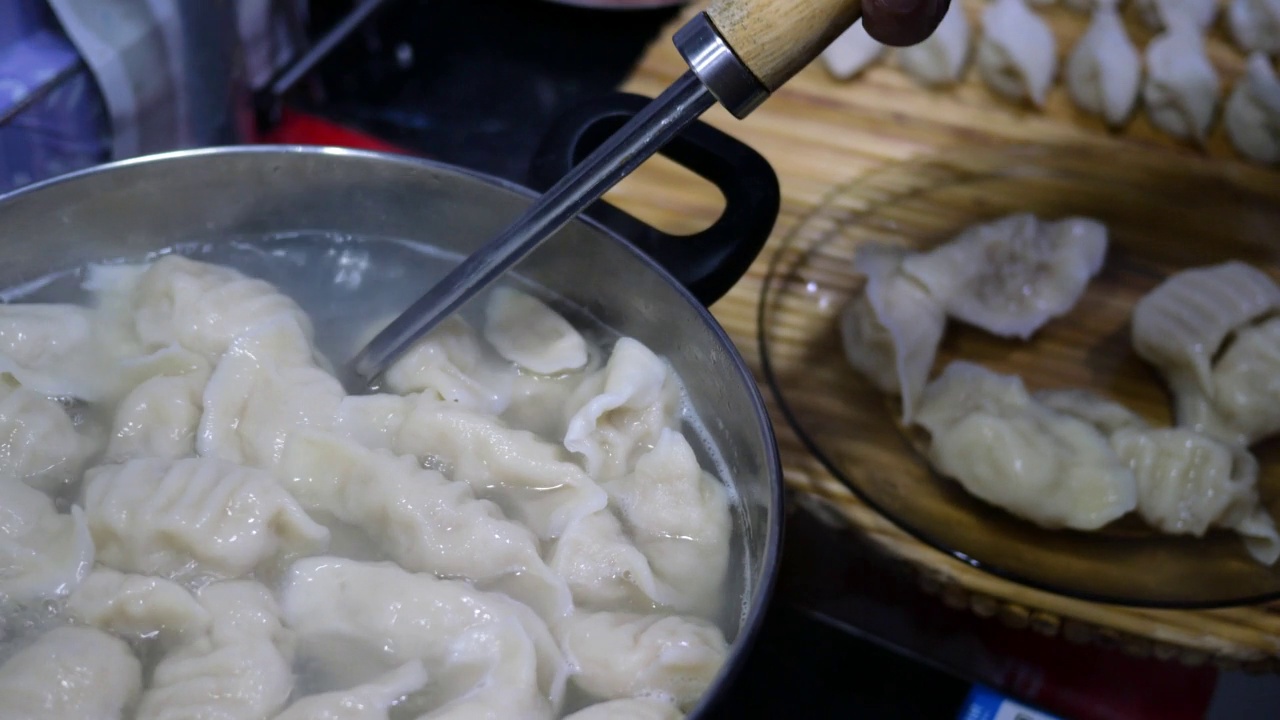 烹饪中国饺子(饺子)视频素材