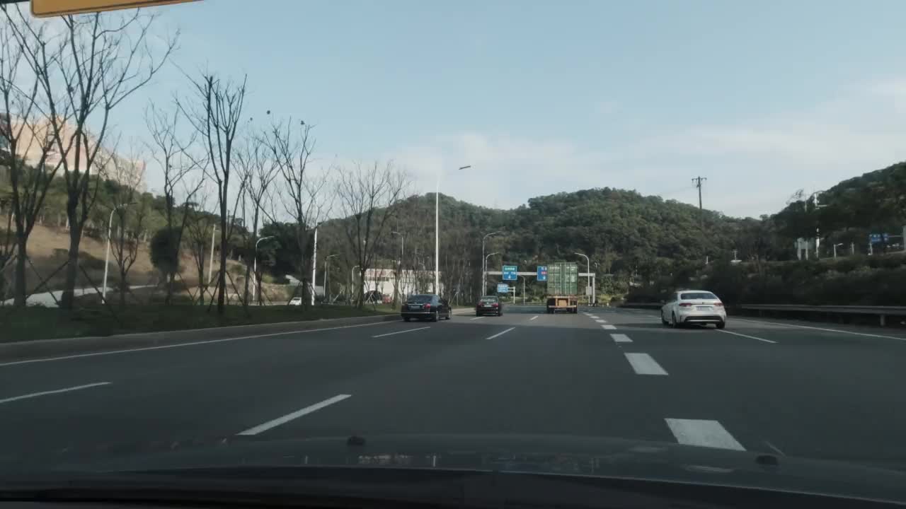 从高速公路上的汽车往外看，进入隧道视频素材