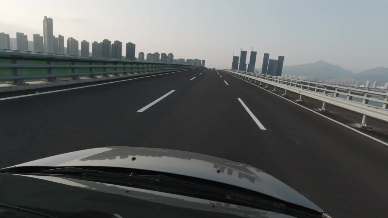 从行驶的汽车向外看，进入高速公路的车道视频素材