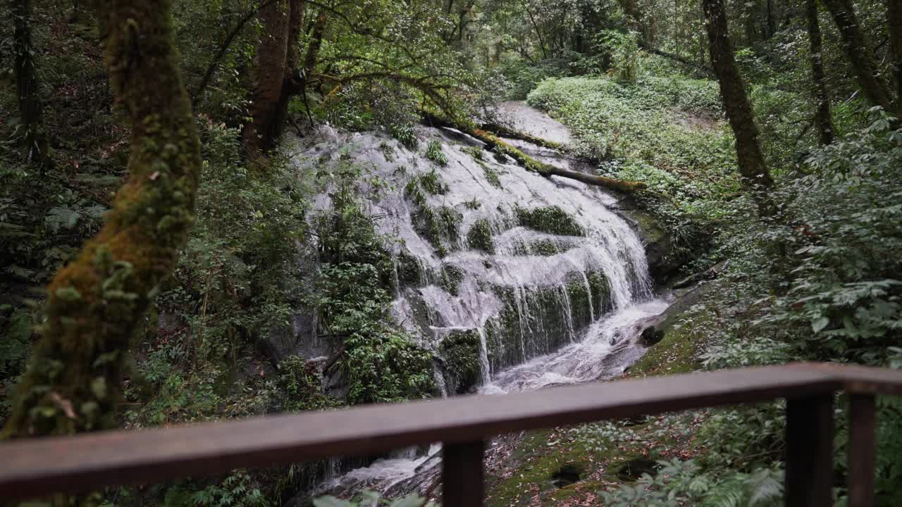 在雨季拍摄小瀑布和小溪雨林的幻灯片景观视频素材