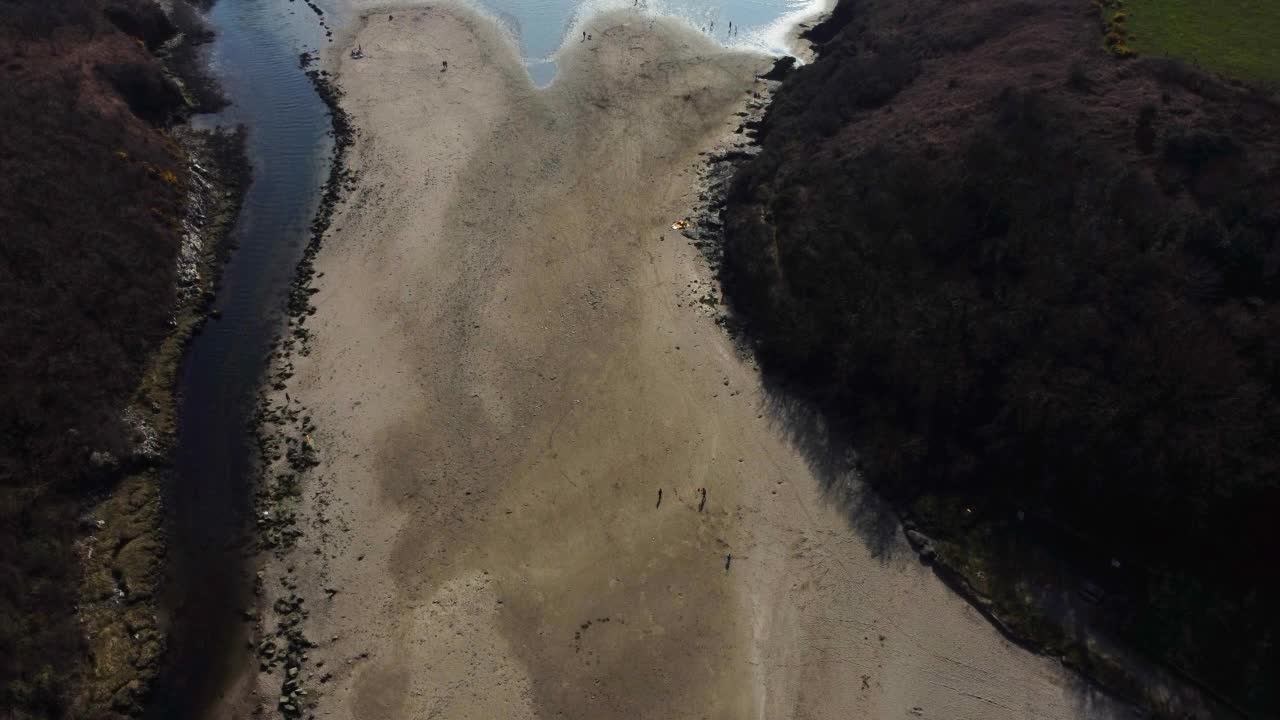 爱尔兰沃特福德库珀海岸的斯特拉特巴利湾，是大西洋海岸的一个海滩。视频素材