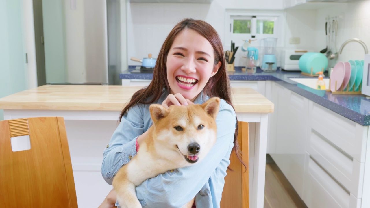 女孩微笑着拥抱狗视频素材