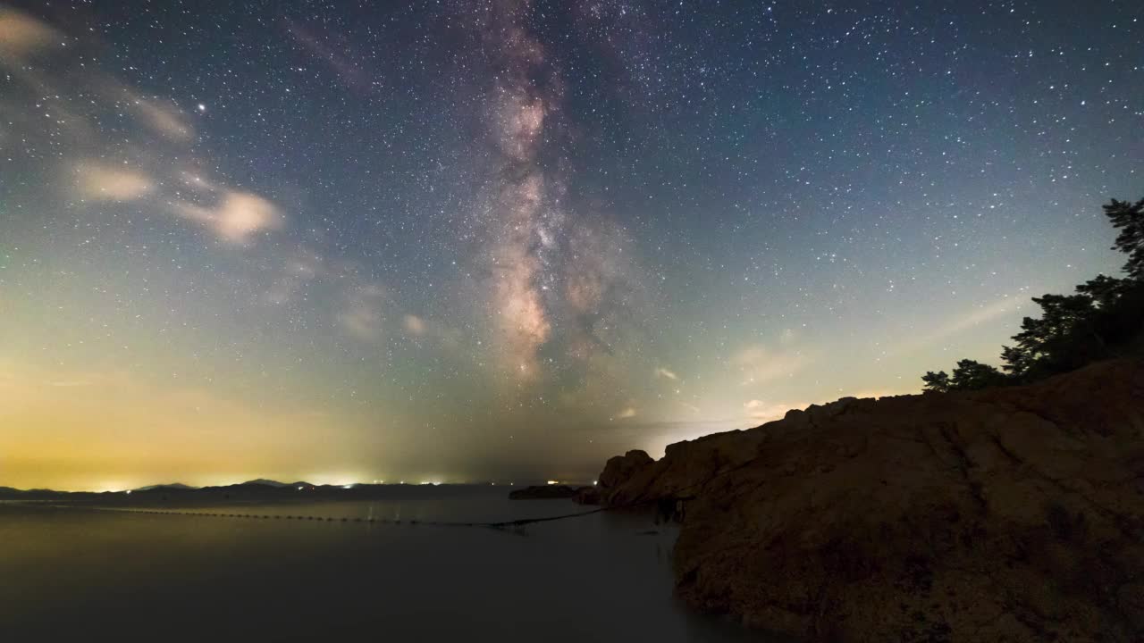 夜空中的大海和银河风景/韩国全南道新安郡视频素材