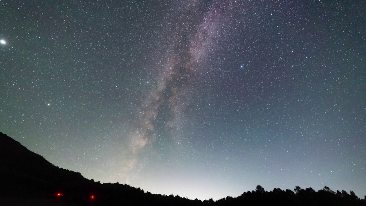 夜空中的银河风景/韩国江原道麟蹄郡视频素材