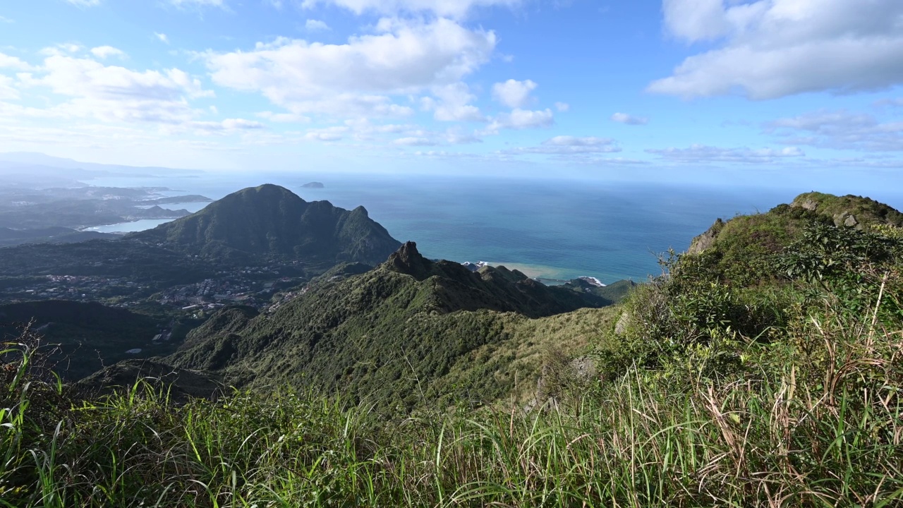 俯瞰新北市三大山峰(基隆山、茶壶山、半平山)，天空湛蓝，观景怡人。视频素材