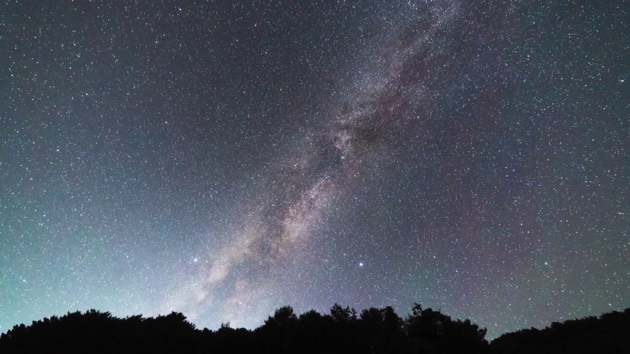 夜空中的银河风景/韩国江原道麟蹄郡视频素材