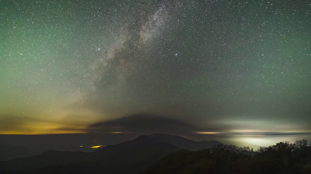 银河在夜空和方台山/仁济郡，江原道，韩国的风景视频素材