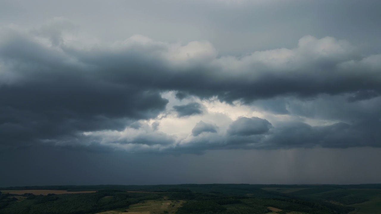 在乡村地区，雷暴期间，乌云在暴风雨天空中形成视频素材