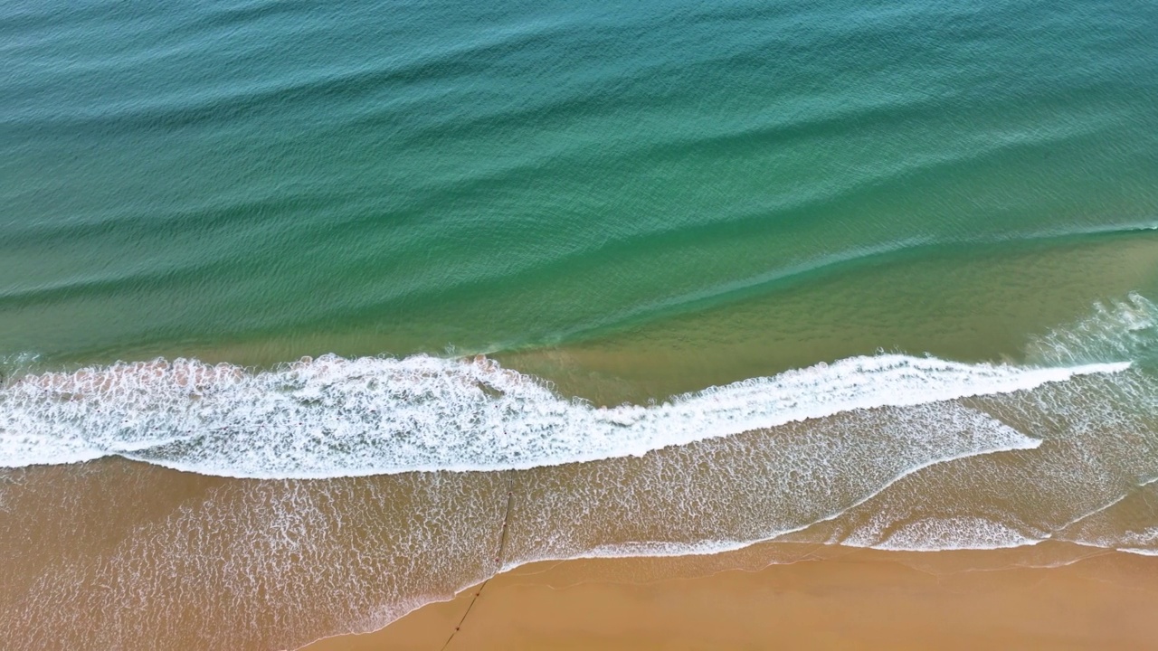 空中无人机在海滩上看到美丽的海浪视频素材