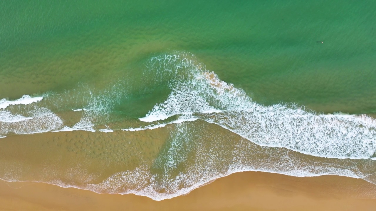 空中无人机在海滩上看到美丽的海浪视频素材