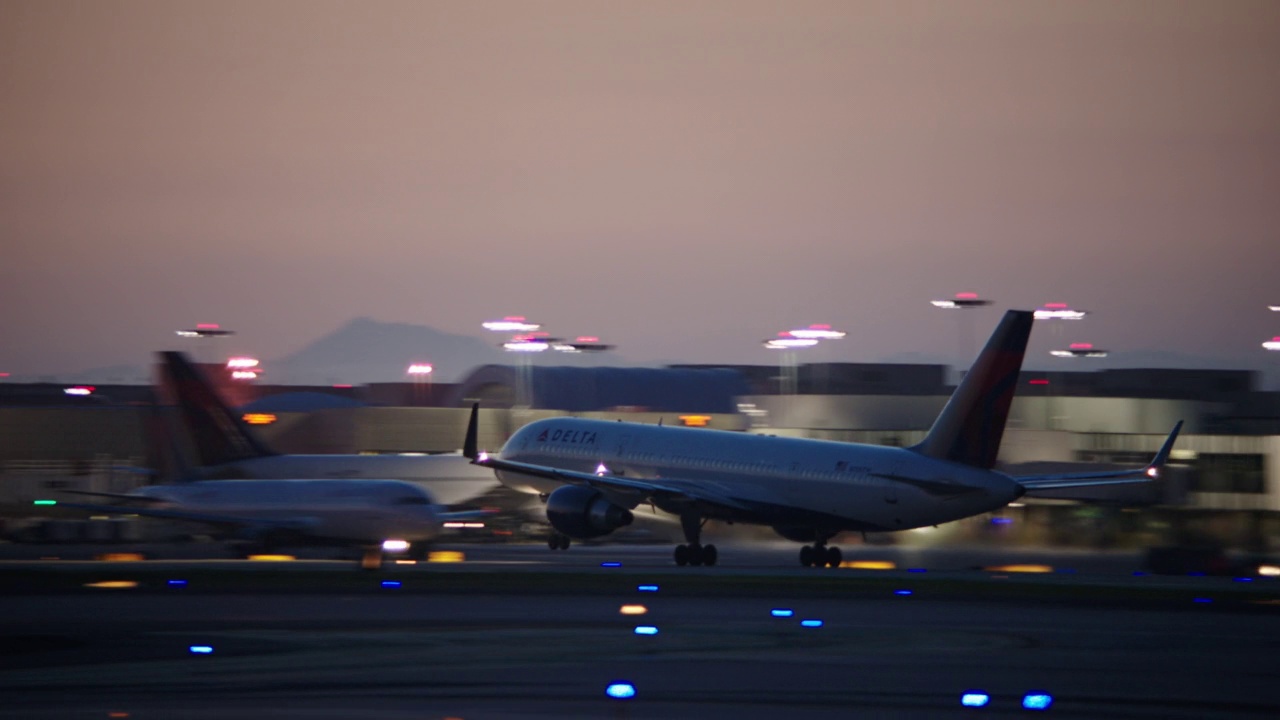 美国达美航空公司波音757于黄昏时分在洛杉矶国际机场起飞。视频素材