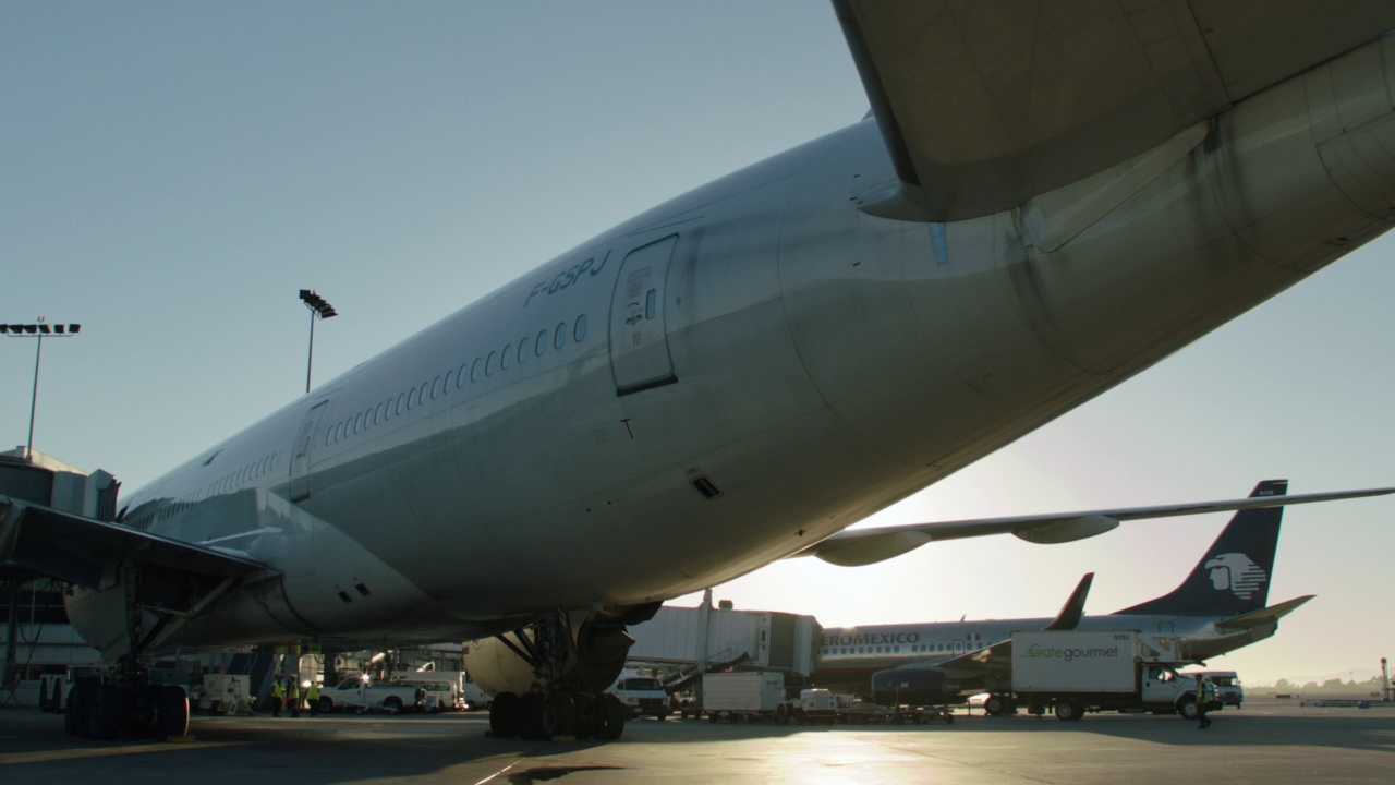 WS法国航空777在洛杉矶国际机场登机口。视频素材