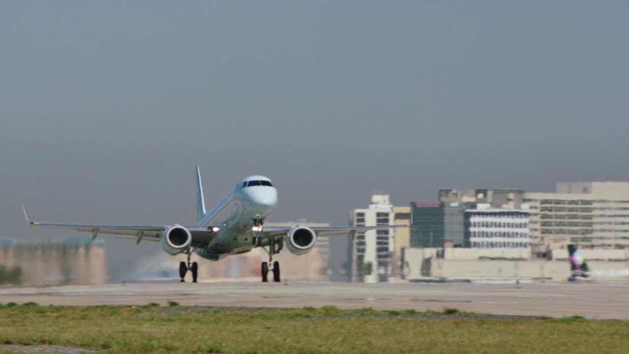 加拿大航空公司ERJ-190在洛杉矶国际机场起飞。视频素材