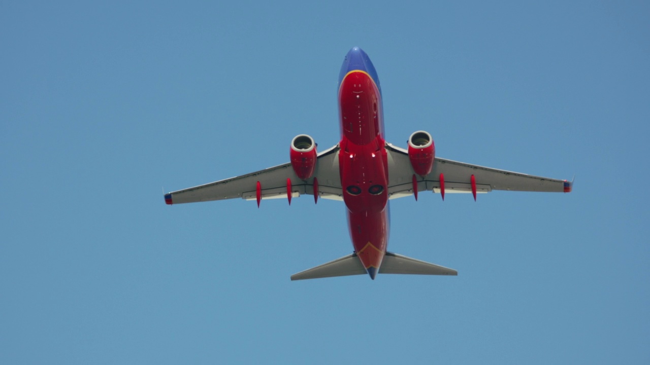 美国西南航空公司波音737飞机在洛杉矶国际机场起飞后从上空飞过。视频素材