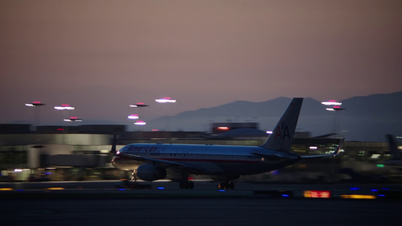 黄昏时分，美国航空公司波音767从洛杉矶国际机场起飞。视频素材