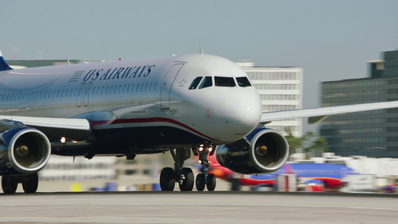 美国航空公司空客A320在洛杉矶国际机场起飞。视频素材