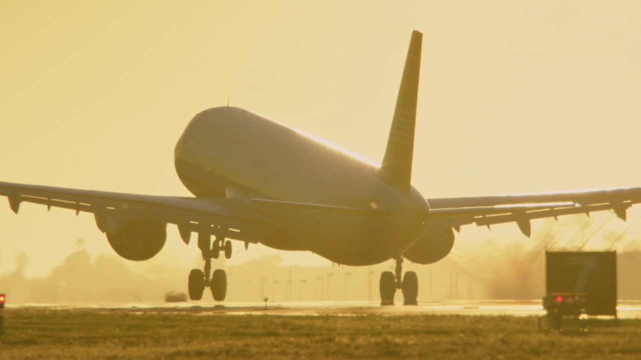 美国航空公司空客A321在日落时分降落在洛杉矶国际机场。视频素材