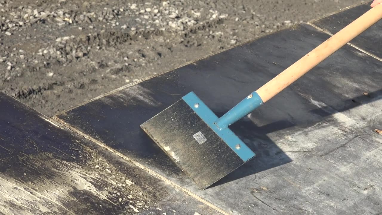 正在用高压吸尘器清洗混凝土防护板视频素材画面1