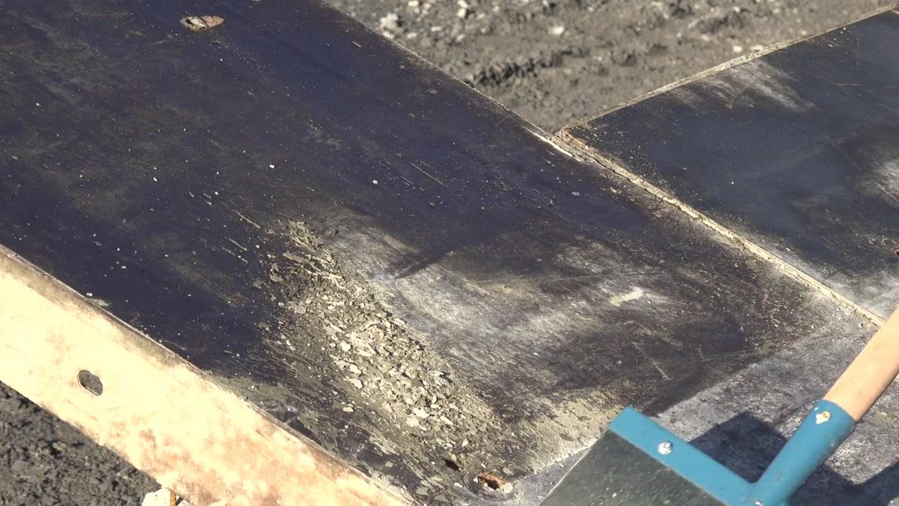 正在用高压吸尘器清洗混凝土防护板视频素材画面2