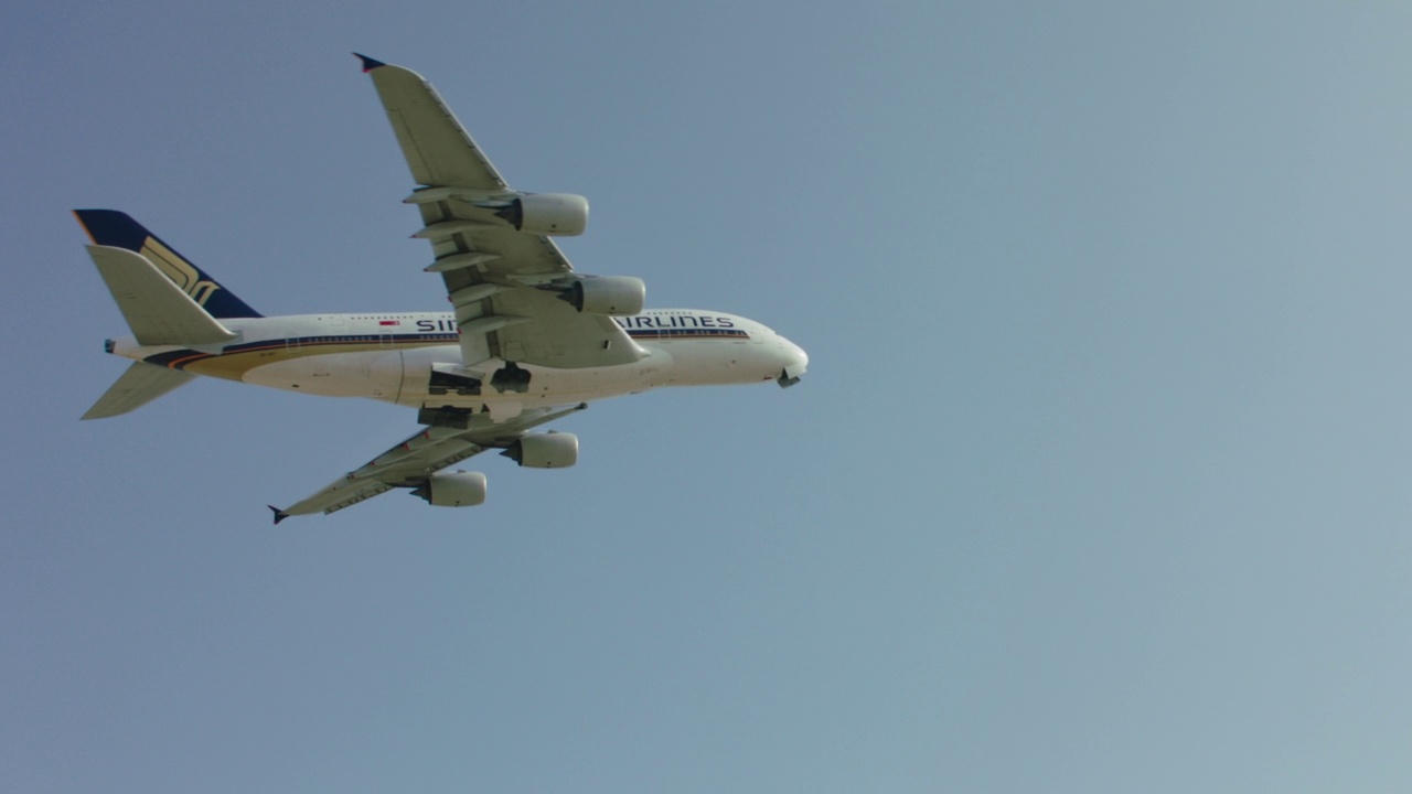 新加坡航空公司空客A380在加州洛杉矶国际机场起飞后的上空视频素材