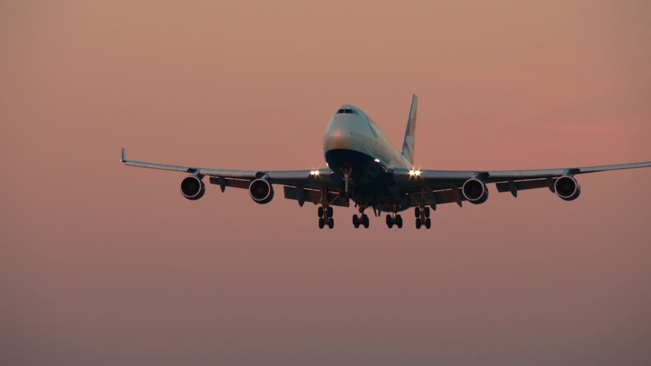 日落时分，英国航空公司波音747降落在洛杉矶国际机场，加州视频素材