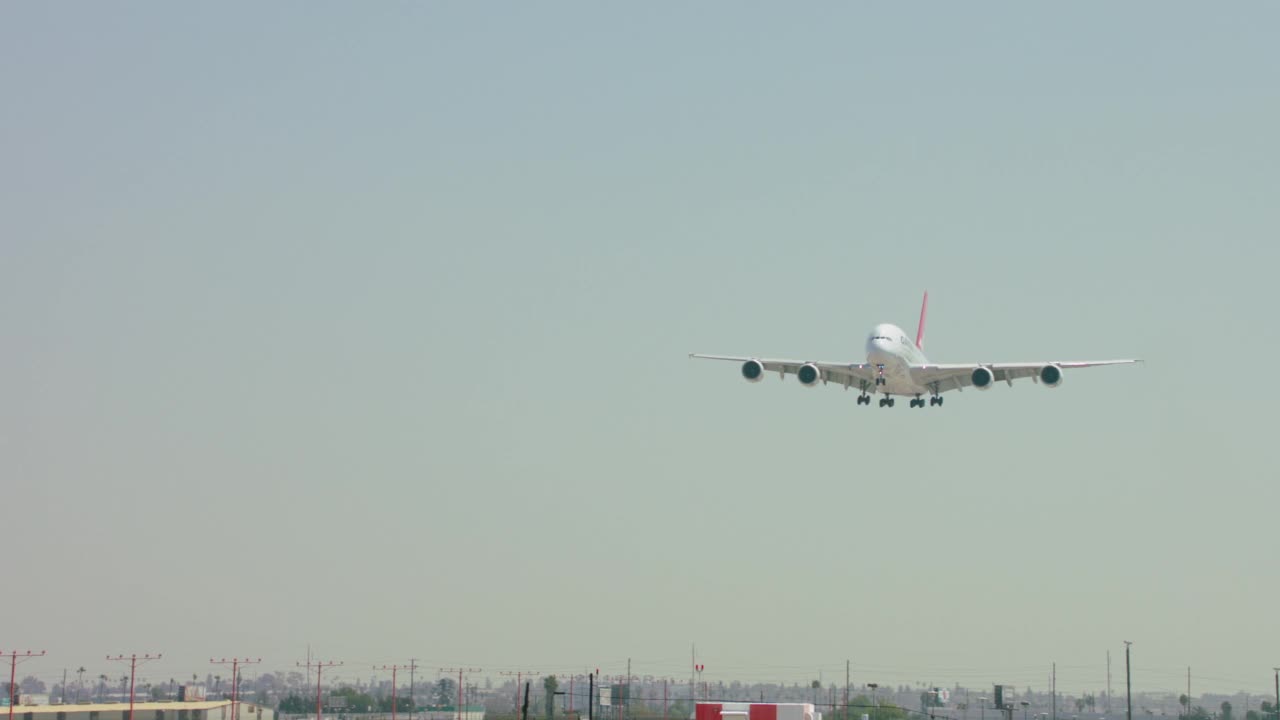 澳洲航空公司空客A380在加州洛杉矶国际机场降落视频素材