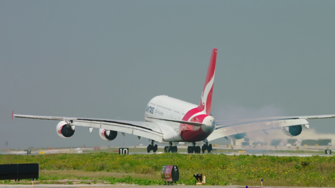 澳洲航空公司空客A380在加州洛杉矶国际机场降落视频素材