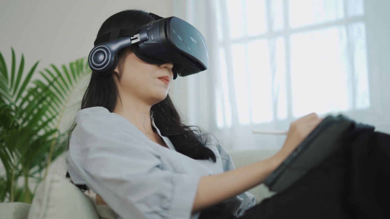 未来的亚洲女性会使用VR眼镜视频素材画面1