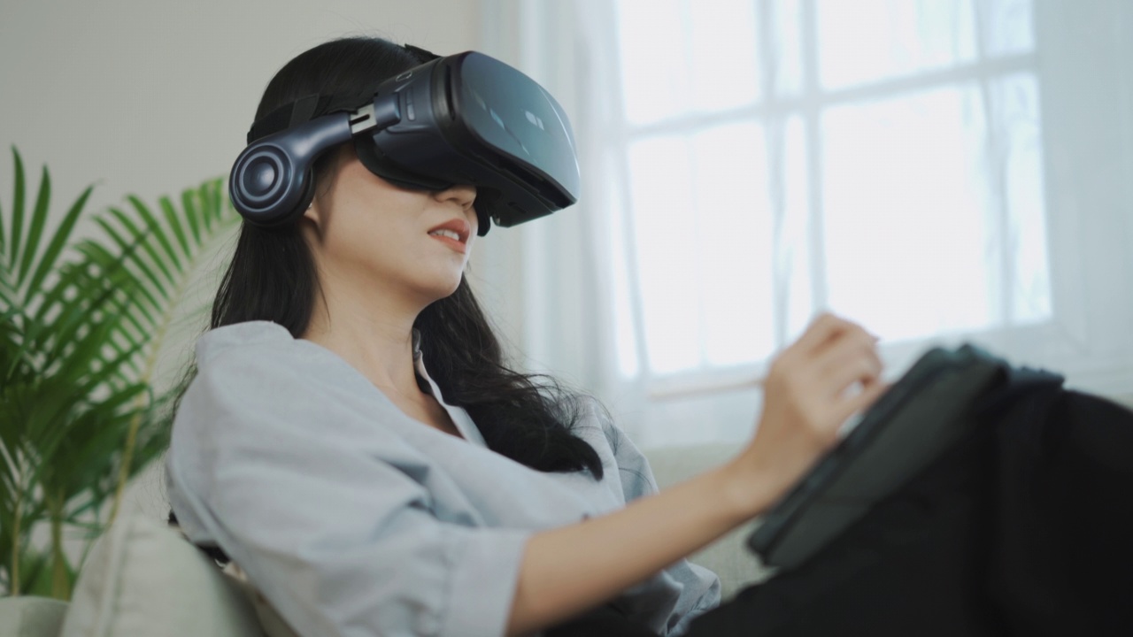 未来的亚洲女性会使用VR眼镜视频素材画面2