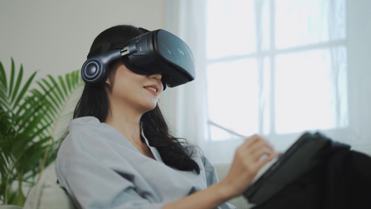 未来的亚洲女性会使用VR眼镜视频素材画面3