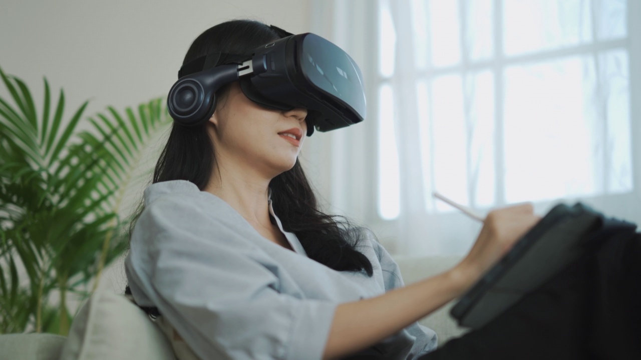 未来的亚洲女性会使用VR眼镜视频素材画面4