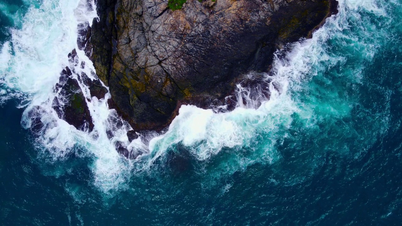 水流入水中视频素材