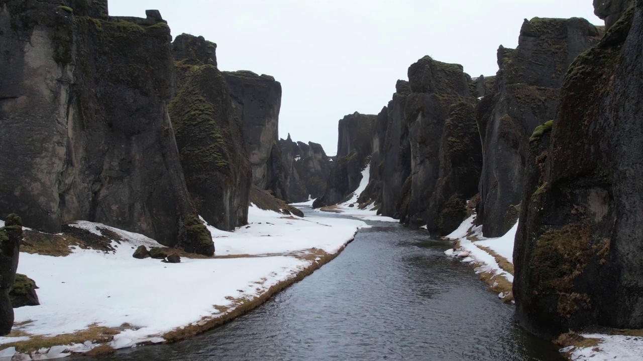 冰岛冬季的Fjardarargljufur峡谷与河流的鸟瞰图。视频素材