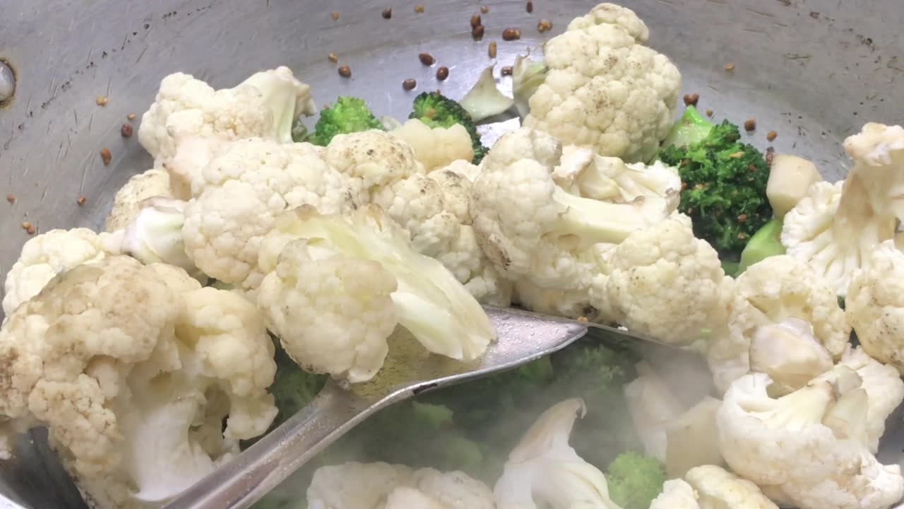 西兰花和花椰菜视频素材画面1