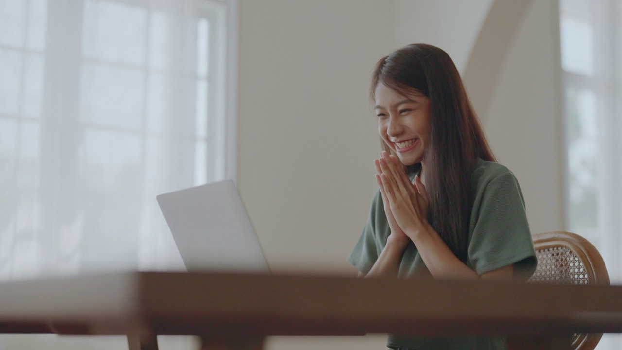 兴奋的亚洲女性在网上庆祝成功的成绩，年轻女性高兴的好电子邮件消息，激励了伟大的提议或新的机会，通过考试，得到了一份工作视频素材