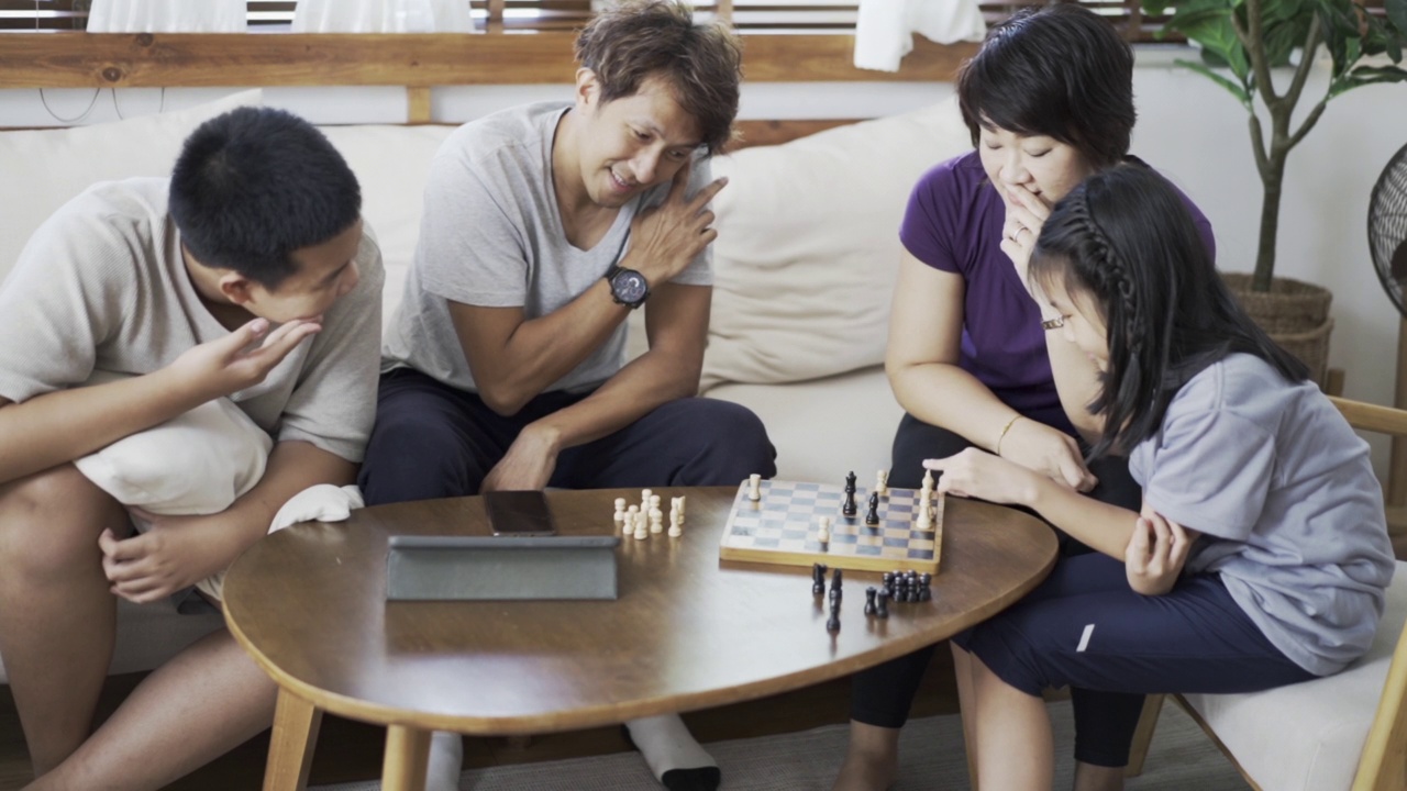 一家人在家里一起下棋视频素材