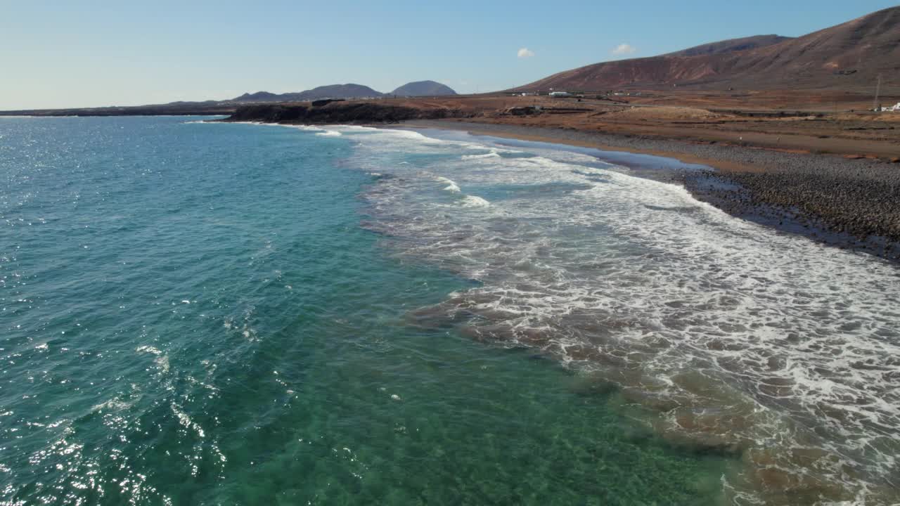 兰萨罗特旅游岛(pala de la Garita)的火山岩石海边和大西洋。西班牙加纳利群岛视频素材