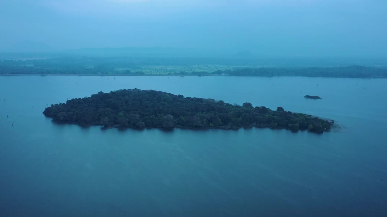 从空中俯瞰斯里兰卡的Sigiriya泻湖，这里有大片的丛林视频素材