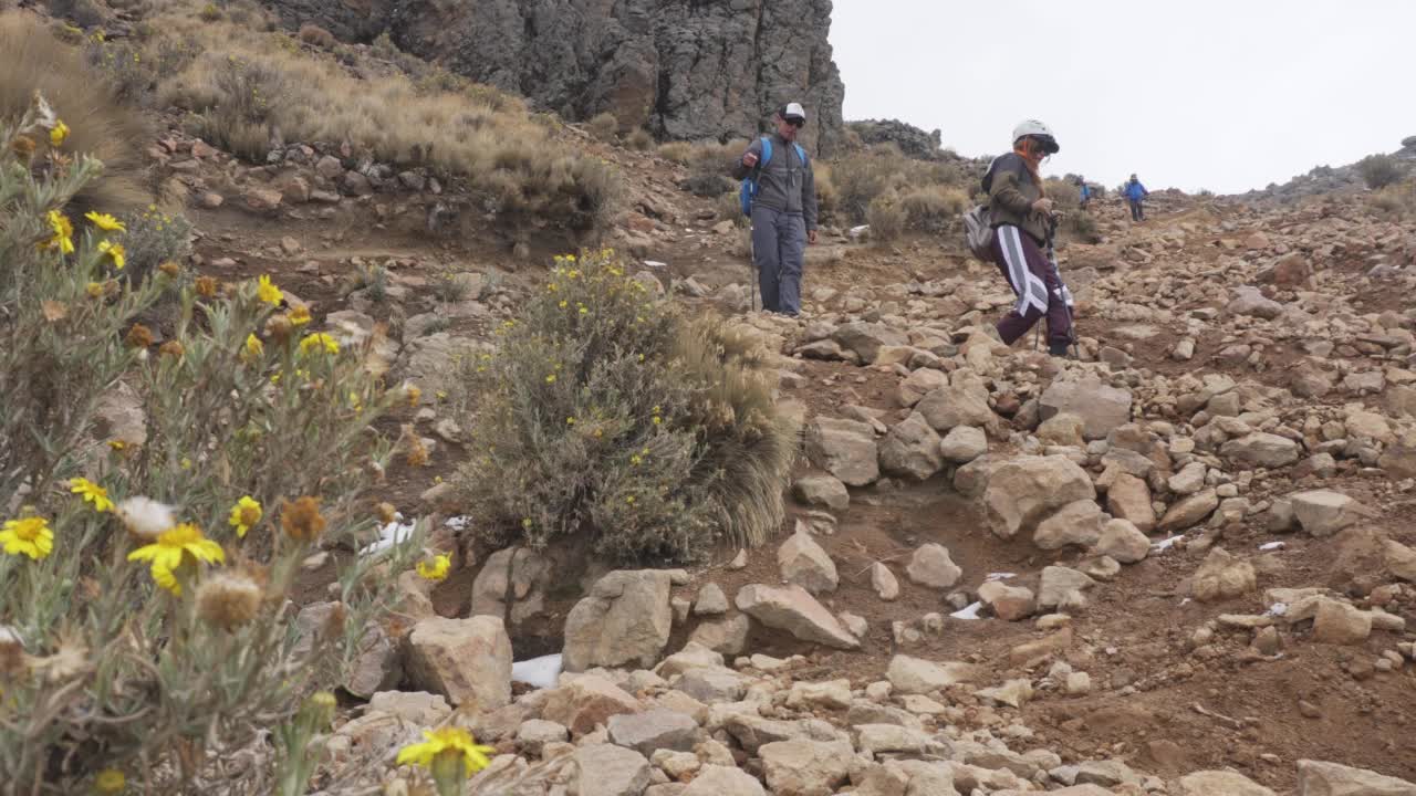 两个年轻的徒步旅行者在伊塔奇瓦特火山景观视频素材