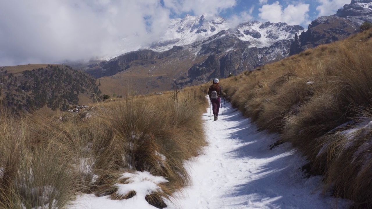 两个年轻的徒步旅行者在伊塔奇瓦特火山景观视频素材