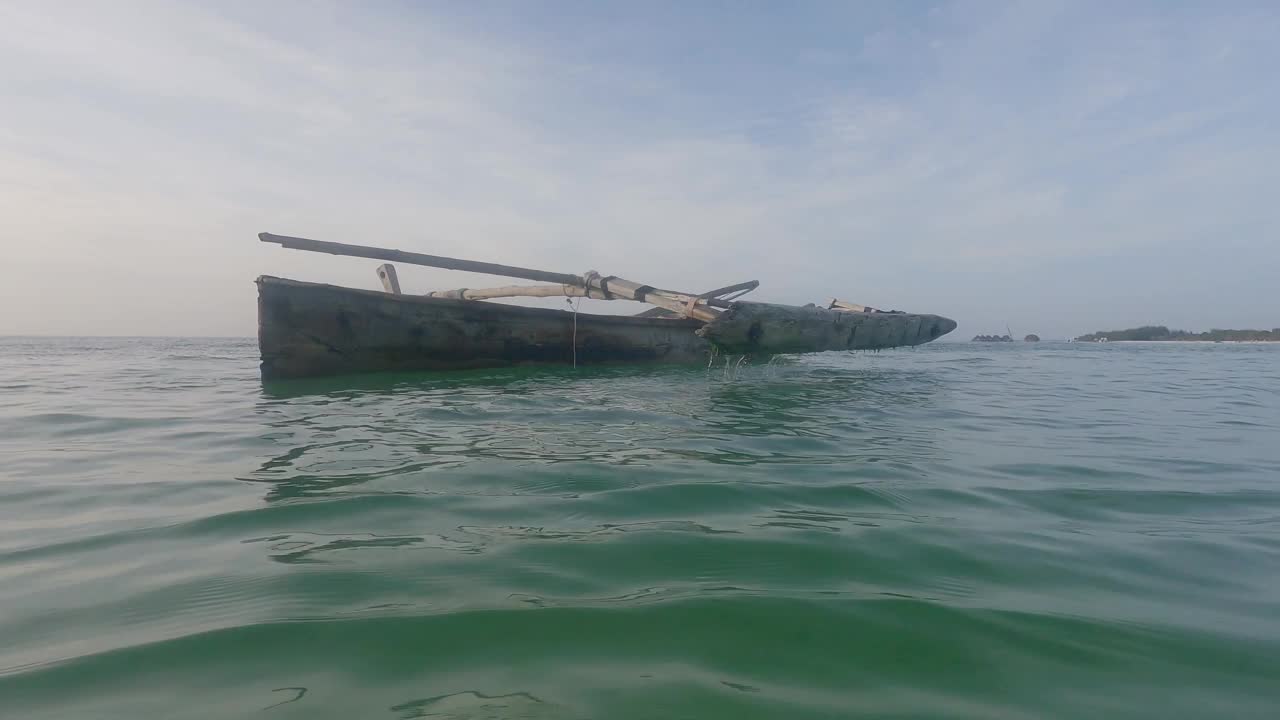 小船在坦桑尼亚桑给巴尔岛海岸附近的海洋中视频素材