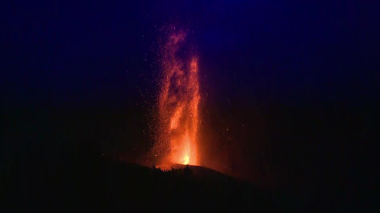 加那利群岛拉帕尔马火山喷发的熔岩视频素材